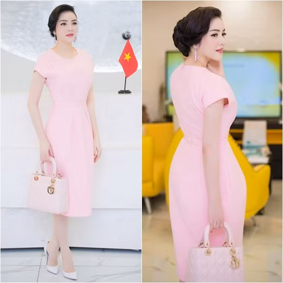 Cô cũng có một chiếc túi Dior khác màu hồng nhạt.