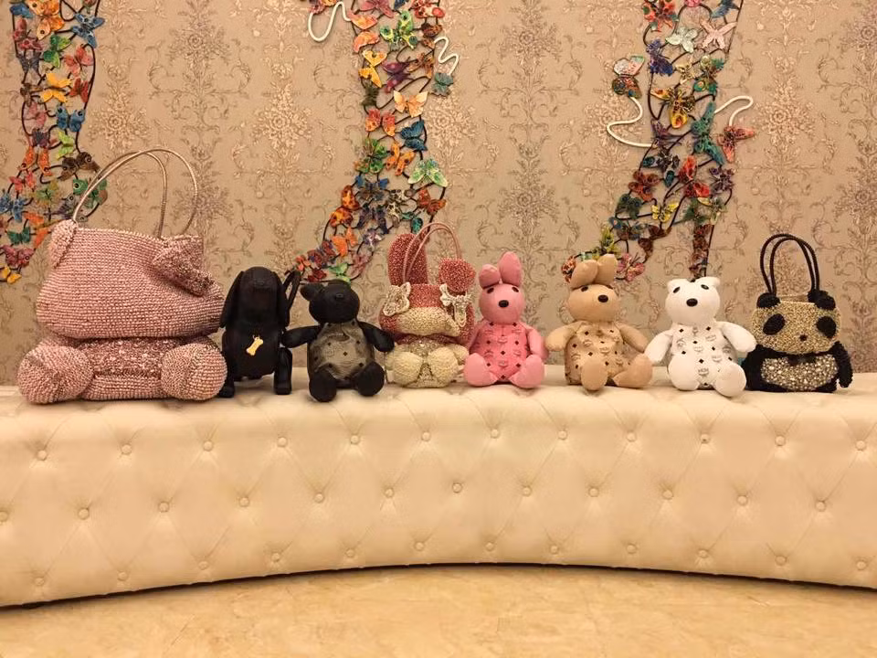 Bộ sưu tập túi của Lý Nhã Kỳ không chỉ mang những thiết kế sang trọng mà còn có những mẫu hình động vật ngộ nghĩnh rất lạ mắt.