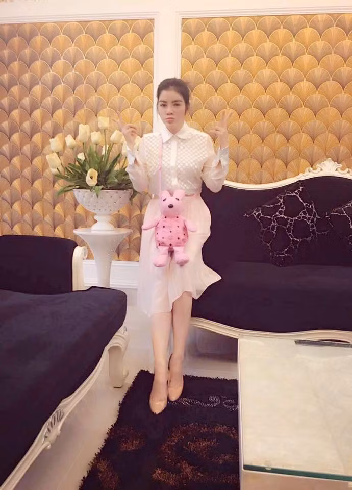 Cựu đại sứ du lịch luôn thể hiện đẳng cấp và niềm đam mê thời trang của cô bằng những món đồ lạ mắt và xa xỉ.