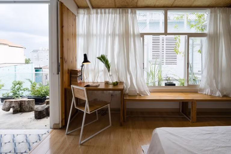 Hệ thống cửa kính giúp không gian bên trong luôn đón nhận được ánh sáng tự nhiên. Để tăng tính an toàn, bên ngoài trang bị lớp khung thép bao bọc.