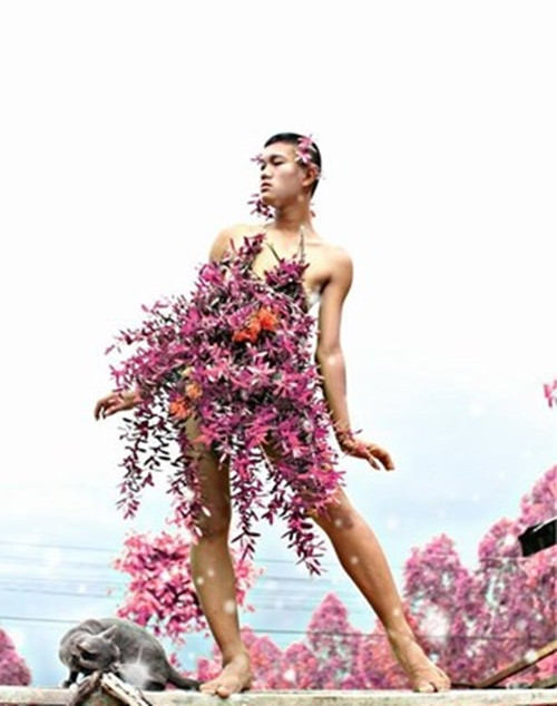 Chiếc váy rực rỡ sắc hoa.