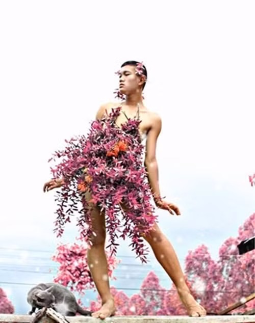 Chiếc váy rực rỡ sắc hoa.