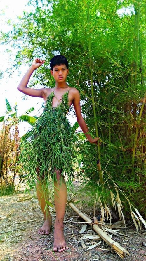 Chưa xét về độ xấu đẹp, thì đây chính là những sáng tạo đầy ngẫu hứng, thú vị mang đến một cái nhìn mới mẻ cho người xem. Cùng ngắm nhìn loạt váy áo "cây nhà lá vườn" mà bạn sẽ không thể hình dung ra là chúng được làm từ một chàng trai tuổi teen này. Đầm lá tre.