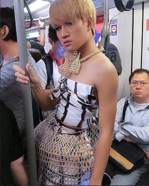 Đi tàu điện vẫn rất thời thượng.