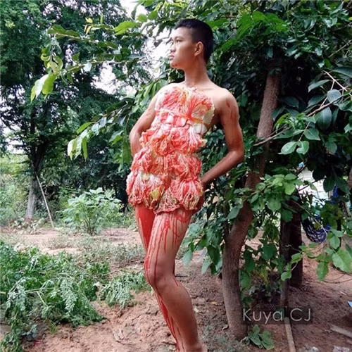 Cải trắng cùng nước sơn đỏ là thành váy thịt bò gây chấn động như Lady Gaga.