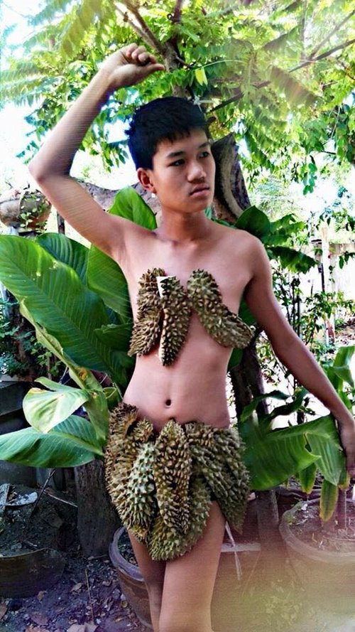 Madaew, anh chàng "thánh thời trang" đến từ Thái Lan lại tiếp tục khiến cộng đồng mạng phải bất ngờ về độ sáng tạo và niềm đam mê thời trang bất tận của anh. Chiếc váy độc đáo được kết từ vỏ sầu riêng.