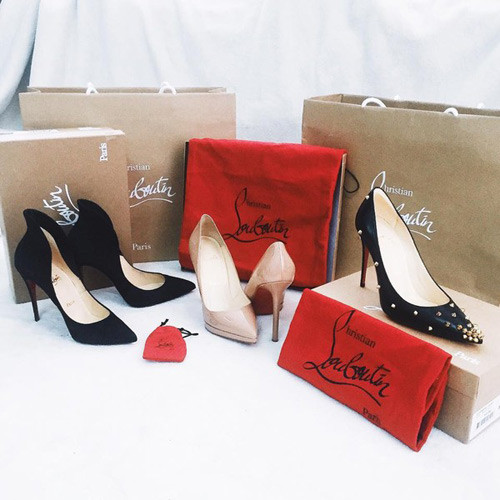Không chỉ túi xách, nàng hot girl Hà Thành còn chi mạnh cho guốc dép. 3 đôi giày của Christian Louboutin với kiểu dáng mũi nhọn sang chảnh đã "ngốn" của Chi Pu hơn 100 triệu đồng. Ảnh: Dân Việt.