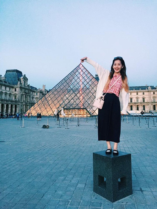 Chiếc túi Lady Dior màu hồng phấn mà Chi Pu sử dụng trong chuyến đi Pháp có giá hơn 80 triệu đồng. Ảnh: Dân Việt.