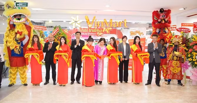 Chuỗi siêu thị VinMart và cửa hàng tiện ích VinMart+ của tập đoàn này khai trương ở nhiều địa điểm trắc địa trên cả nước. Tính đến nay, số lượng siêu thị VinMart và VinMart+ đã bùng nổ với hàng ngàn cửa hàng trên toàn quốc. Ảnh: Vietq.