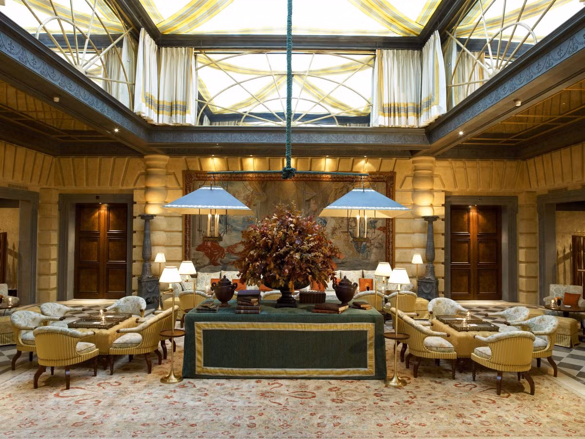 Khách sạn 5 sao Metropole Monte-Carlo chạy chương trình Sapphire Experience để những giới siêu giàu đến Monaco có thể gặp gỡ riêng người bán các du thuyền ở Monaco Yacht Show.