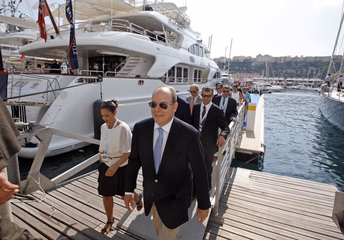 Khách hàng đăng ký gói Sapphire Experience sẽ được tham dự những bữa tiệc VIP, gặp gỡ một số tên tuổi lớn trong giới quý tộc như Hoàng tử Monaco Albert II. Còn với những du khách muốn tham gia để chiêm ngưỡng du thuyền có thể mua vé vào cửa với giá 168 USD.