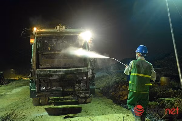 Sau khi xử lý xong cá, mỗi xe chở cá lại được vệ sinh, khử trùng để tránh dịch bệnh lây lan trong quá trình di chuyển.