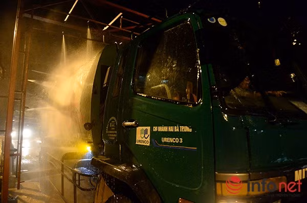 Các phương tiện vận chuyển sau khi vệ sinh phần thùng và bên ngoài để khử mùi còn phải trải qua khâu vệ sinh bằng Cloramin B để đảm bảo vệ sinh và phòng dịch bệnh.