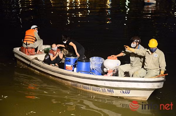 Song song với việc thu tôm cá chết, lực lượng chức năng đã liên tục tiến hành lấy mẫu nước Hồ Tây đưa đi xét nghiệm để tìm ra nguyên nhân của sự cố.