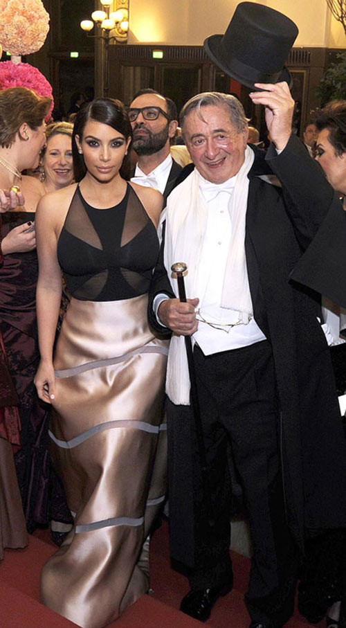 Năm 2014, Kim Kardahian trở thành tâm điểm chú ý khi được đích thân tỷ phú nổi tiếng Richard Lugner mời cô tới buổi khiêu vũ Opera Ball được tổ chức tại Áo với số tiền lên tới 500.000 USD (10,5 tỷ đồng). Tuy nhiên, sau buổi tiệc, vị tài phiệt nổi tiếng tỏ ra không hài lòng với "gái một con" này. Ảnh: DM.