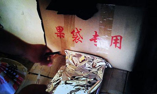 Khi thuốc sâu bao bọc trái cây từ lúc còn non đến lúc chín, không ai biết được nó đã thẩm thấu vào thịt quả như thế nào và ảnh hưởng của nó đối với sức khỏe người tiêu dùng ra sao. Ảnh: Những thùng túi thuốc sâu bọc táo được dán nhãn “túi chỉ dùng cho táo”.