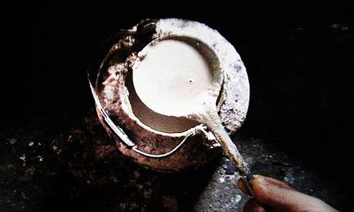 Đây cũng không phải lần đầu tiên túi thuốc sâu được tìm thấy ở những vườn táo nước này. Hồi năm 2010, tại Yantai từng phát hiện việc nông dân dùng thuốc sâu hòa tan để nhúng các túi bọc quả. Ảnh: Loại nước được tẩm vào túi thuốc sâu bọc táo.