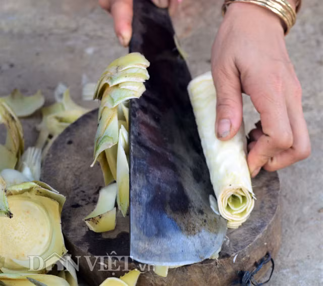 Còn khi muốn chế biến thành món ăn thì phải tách hết vỏ xanh để lấy phần lõi trắng như thế này.