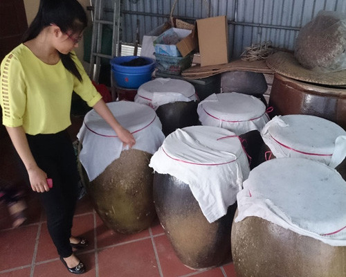 Trong quá trình ủ rươi, ngoài việc luôn phải để coóng ở nơi khô thoáng (tiếp xúc càng nhiều với ánh nắng càng tốt), hàng ngày còn phải dùng gậy sạch khuấy đều để rươi cũng như các gia vị được ngấu, mắm sẽ ngon hơn. Ảnh: Internet.