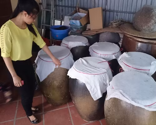 Trong quá trình ủ rươi, ngoài việc luôn phải để coóng ở nơi khô thoáng (tiếp xúc càng nhiều với ánh nắng càng tốt), hàng ngày còn phải dùng gậy sạch khuấy đều để rươi cũng như các gia vị được ngấu, mắm sẽ ngon hơn. Ảnh: Internet.