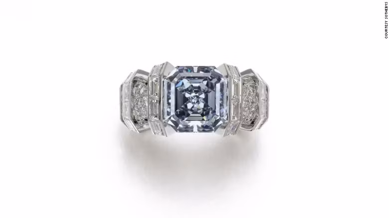Đây là một trong những viên kim cương xanh hiếm và lớn nhất thế giới. Ảnh: CNN.