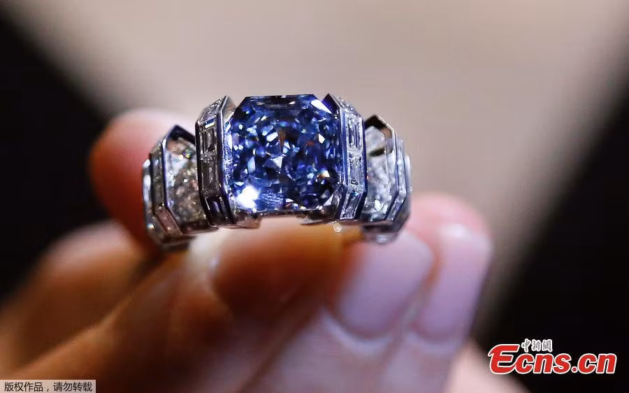 Chiếc nhẫn được đính viên kim cương xanh 8.01 carat có tên "The Sky Blue Diamond", được xếp vào nhóm rất quý hiếm. Phiên đấu giá được mở cửa vào ngày 16/11. Ảnh: Ecns.