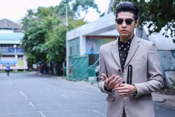 Ngoài nhà đẹp, xe sang, Noo cũng đầu tư khá nhiều cho thời trang. Anh có phong cách ăn mặc bảnh bao, lịch lãm nhờ kết hợp những món đồ hiệu một cách rất hài hòa. Ngày 27/7 tại TP HCM, Noo Phước Thịnh xuất hiện với bộ vest theo phong cách cổ điển, tham gia ghi hình vòng Đối đầu Giọng hát Việt nhí 2016. Nam ca sĩ chọn đeo mắt kính do Ray-ban kết hợp Blindreason sản xuất. Anh còn gây chú ý với chiếc đồng hồ hiệu Bell&amp;Ross giá trên 5.000 USD (hơn 110 triệu đồng).