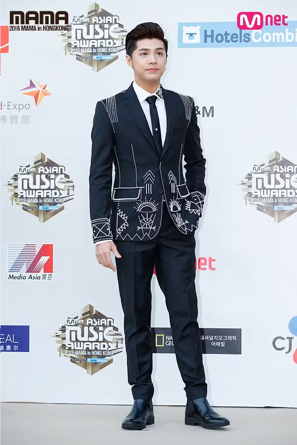 Sau nhiều năm hoạt động nghệ thuật, nam ca sĩ Noo Phước Thịnh đã tích lũy được khối tài sản không nhỏ khi góp tiền phụ bố mẹ xây lại nhà, mua xe, xài hàng hiệu...Ảnh: VTC.