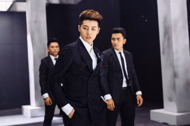 Nam ca sĩ đầu tư hàng trăm triệu đồng cho trang phục và phụ kiện hàng hiệu khi quay MV "Cause I Love You". Trong một cảnh quay, Noo Phước Thịnh diện bộ vest kẻ sọc tôn dáng, giá hơn 10 triệu đồng.