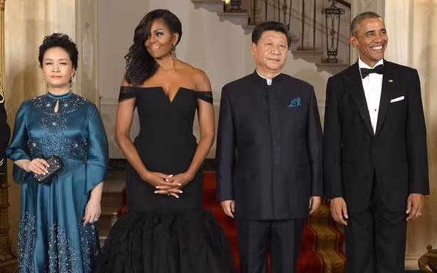Bà chủ Nhà Trắng chọn một thiết kế đen sang trọng của hãng thời trang cao cấp Vera Wang trong quốc tiệc chiêu đãi Chủ tịch Trung Quốc Tập Cận Bình hồi tháng 9/2015.