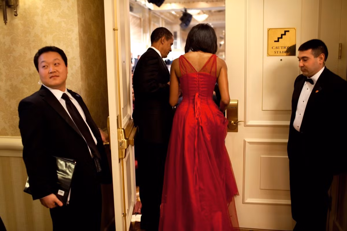 Đệ nhất phu nhân Michelle đã mặc một chiếc váy màu đỏ tuyệt đẹp tại tiệc thường niên Alfalfa tại Khách sạn Capital Hilton năm 2009.