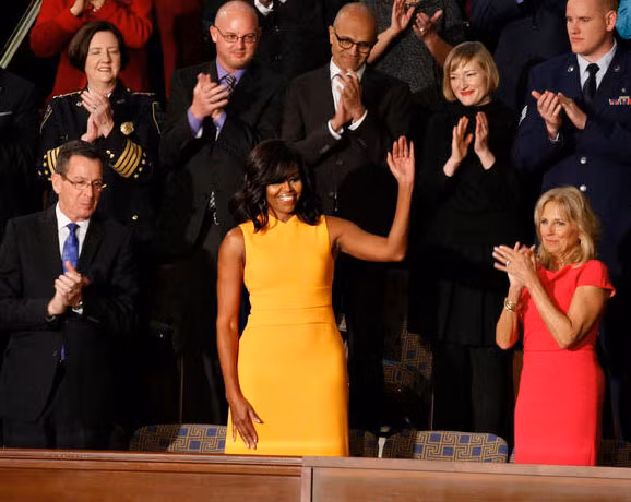 Bà Michelle nổi bật trong khán phòng trụ sở quốc hội Mỹ khi ông Obama đọc thông điệp liên bang cuối cùng trong nhiệm kỳ tổng thống hôm 12/1. Chiếc váy của nhà hãng Narciso Rodriguez đã cháy hàng thậm chí trước khi ông Obama kết thúc bài phát biểu.