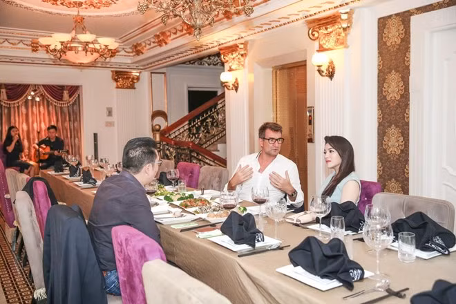 Không gian phòng ăn sang trọng của biệt thự được bày trí với phong cách cổ điển, mang đậm âm hưởng hoàng gia. Ảnh: Zing.