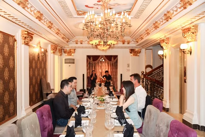 Lý Nhã Kỳ: Cũng trong tháng 10 vừa qua, cựu đại sứ Du lịch Việt Nam Lý Nhã Kỳ cũng vừa tổ chức một buổi tiệc trang trọng cùng những người bạn tại biệt thự riêng. Ảnh: Zing.