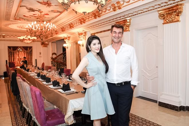 Cựu đại sứ Du lịch mở tiệc nhằm đón tiếp người bạn Antoine Dray - chủ một tập đoàn truyền thông lớn trên thế giới tại nhà riêng. Cô không chỉ mời đầu bếp nổi tiếng mà còn cả dàn nhạc công cho bữa tiệc này. Ảnh: Zing.