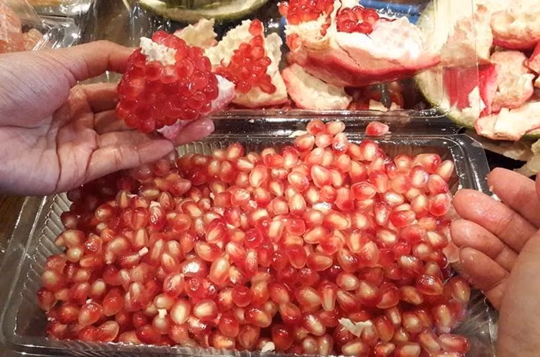 Với kích cỡ từ 0,5-0,9kg/quả, lựu Ai Cập được xếp vào hàng khủng, có thể nói là loại lựu khổng lồ. Loại trái cây khổng lồ này đang được các chị em tranh nhau đặt mua dù có giá đắt gấp 20 lần so với giá lựu Trung Quốc bán ngoài chợ. Ảnh: Vietnamnet.