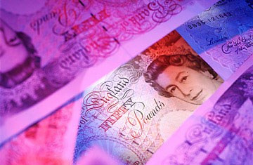 Nguyên thủ xuất hiện trên nhiều tờ tiền giấy nhất: Từ Australia tới Trinidad và Tobago, chân dung Nữ hoàng Elizabeth Đệ nhị xuất hiện trên 33 quốc gia khác nhau. Canada là nước đầu tiên đưa hình ảnh Nữ hoàng Anh lên đồng tiền vào năm 1935 trên đồng 20 đôla Canada. Qua thời gian, 26 chân dung khác của Nữ hoàng Elizabeth đã được sử dụng tại Anh và các nước thuộc địa, lãnh thổ tự trị và vùng lãnh thổ của Anh.