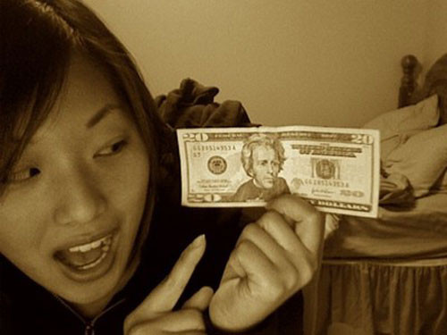 Tờ 20 USD bị làm giả nhiều nhất: Vào những năm đầu khai sinh đất nước, làm giả tiền là một tội chết. Để chống lại vấn nạn này, Sở Đúc Tiền Mỹ và Sở Mật Vụ đã được thành lập. Mệnh giá bị làm giả nhiều nhất là 20 USD, tiếp đó là 100 USD. Ở nước ngoài thì 100 USD lại bị "nhái" nhiều nhất.