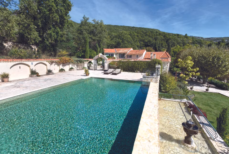 Ngoài biệt thự ở Los Angeles, Victoria và David Beckham còn sở hữu căn nhà 31,5 triệu bảng Anh ở trung tâm London. Vào tháng 8 vừa qua, vợ chồng họ đã rao bán biệt thự nghỉ dưỡng ở miền Nam nước Pháp với giá 2 triệu bảng Anh vì hiếm có dịp sử dụng. Ảnh: Mirror.