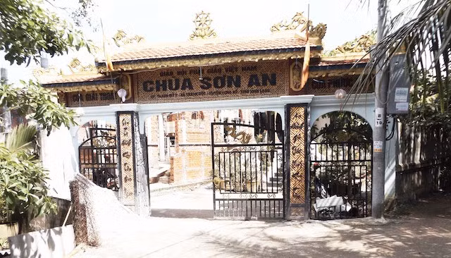 Nhà chùa nơi báo mất 3 chim công quý hiếm. Ảnh Minh Anh.