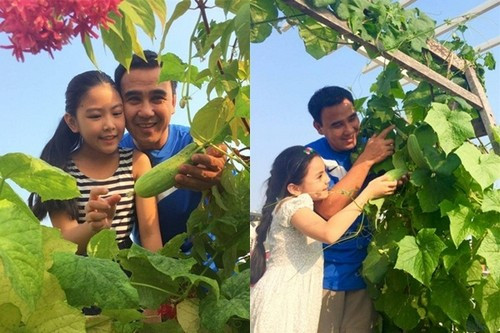 Dù bận rộn với công việc nhưng diễn viên kiêm MC Quyền Linh vẫn luôn dành thời gian cho gia đình. Bước vào căn biệt thự với khu vườn đầy rau quả bốn mùa xanh mát của MC nổi tiếng này, nhiều người sẽ không khỏi trầm trồ, ngưỡng mộ. Ảnh: FBNV.