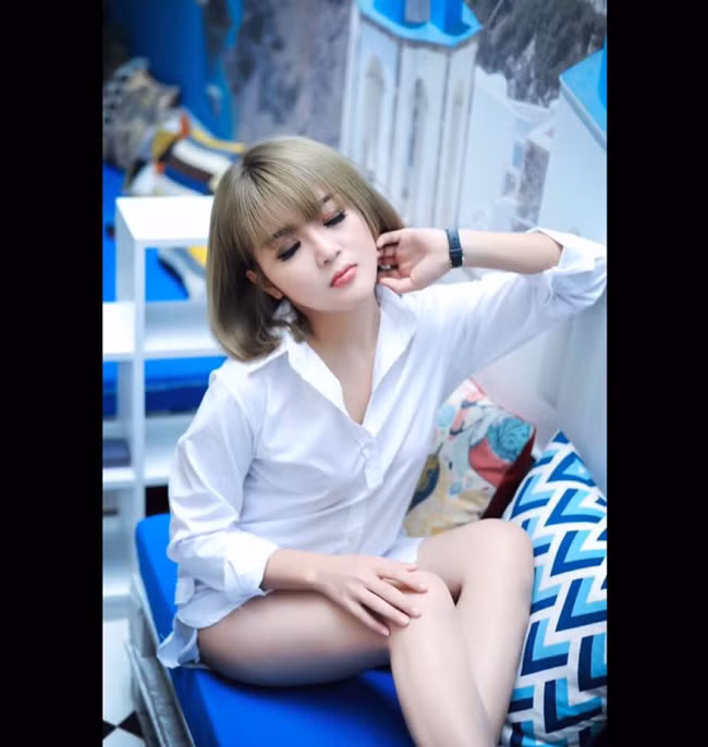 Ly Ly gây ấn tượng bởi làn da trắng nõn, gương mặt đẹp với những đường nét thanh tú. Đôi mắt to, tròn của cô cũng chiếm được thiện cảm của nhiều người.