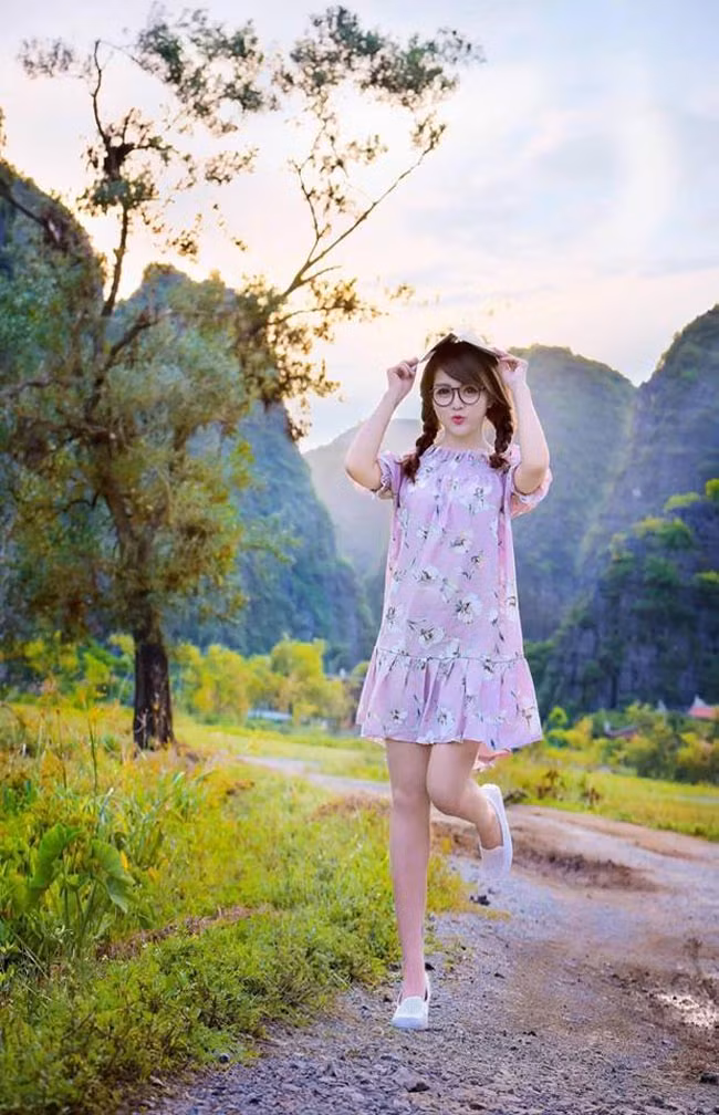  Cô giáo tiểu học được dân mạng biết đến nhờ gương mặt xinh như búp bê và phong cách trẻ trung.