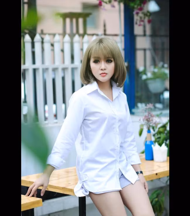 Ly Ly từng gây xôn xao dân mạng khi diện váy ngắn, xẻ cao lên lớp.