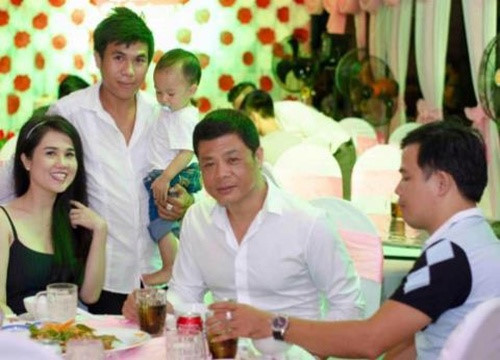 Đổi lại, người tình đại gia cho Ngọc Trinh rất nhiều tiền, mua nhà - mua xe - mua đồ hiệu, giúp vốn để cô tạo dựng cơ ngơi kinh doanh. Thế nhưng, người đàn ông đó cũng khiến Ngọc Trinh nhiều lần rơi nước mắt. Thậm chí, Ngọc Trinh đã từng khóc đến nỗi phải đi viện khám mắt. Ảnh: Ngày Nay.