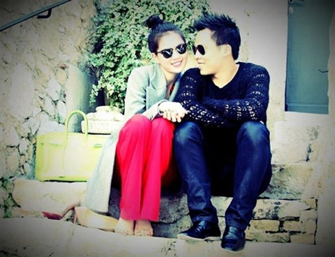 Ngoài mối tình với hai đại gia lớn tuổi, Ngọc Trinh cũng từng có thời yêu đương với ông bầu của mình là Vũ Khắc Tiệp. Ngọc Trinh thường xuyên xuất hiện bên Khắc Tiệp trong các sự kiện lẫn đời thường. Cô từng tuyên bố: "Trinh chỉ nghe lời anh Tiệp thôi" hay "Không bao giờ có chuyện Tiệp bỏ rơi Ngọc Trinh". Ảnh: Phunuonline.