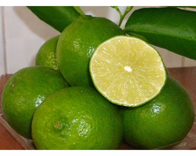 Bà Bùi Thị Ba, 56 tuổi, ở Long An là một trong những người dân Việt đã thành công với cây chanh không hạt. Theo Vnexpress, bà Ba hiện sở hữu nông trại 30 ha trồng chanh không hạt, mỗi ngày xuất 40 tấn đi Singapore, Thái Lan và các nước Trung Đông, thu lãi gần 3 tỷ đồng mỗi năm.