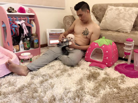 Diễn viên Việt Anh từng khiến nhiều người thích thú khi hình ảnh chăm bẵm chú cún Curly được bạn gái anh đăng tải trên mạng. Ảnh: Khám Phá.