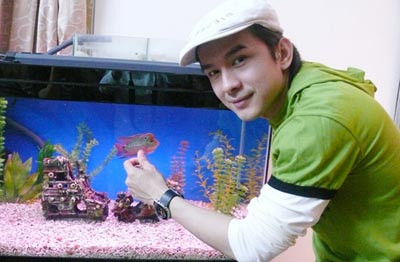 Những dịp đi lưu diễn xa của Đan Trường thường vất vả, nặng nhọc bởi anh bỏ rất nhiều thời gian... tìm hiểu và vác về những con cá lạ. Tuy nhiên, đam mê với thú cưng này không hề ảnh hưởng gì đến những chuyến lưu diễn của anh. Ảnh: VietNamNet.