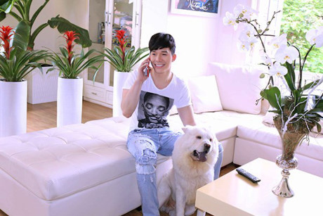 Ngoài cá cảnh, nam ca sĩ còn nuôi một chú cún có tên Noel. Ảnh: Khám Phá.
